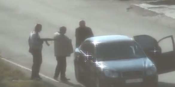 Мариуполь: пьяный фашист, угрожая автоматом, обыскивает машины и вымогает деньги (видео) | Русская весна