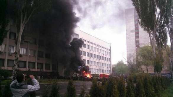 МОЛНИЯ: мариупольский горсовет штурмует Нацгвардия (видео) | Русская весна