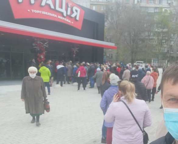 Это карантин, детка: в Мариуполе покупатели устроили давку на открытии супермаркета (ВИДЕО) | Русская весна
