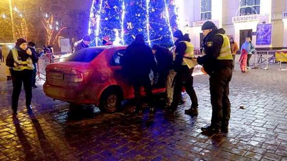 Пьяный полицейский протаранил городскую елку в Мариуполе (ФОТО) | Русская весна