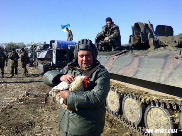 Украинские военные начали массово грабить гуманитарные грузы на оккупированных территориях | Русская весна