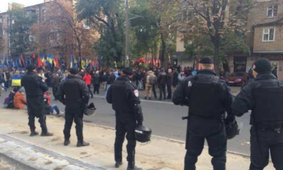 На марше неонацистов в Киеве в милицию бросили петарду | Русская весна