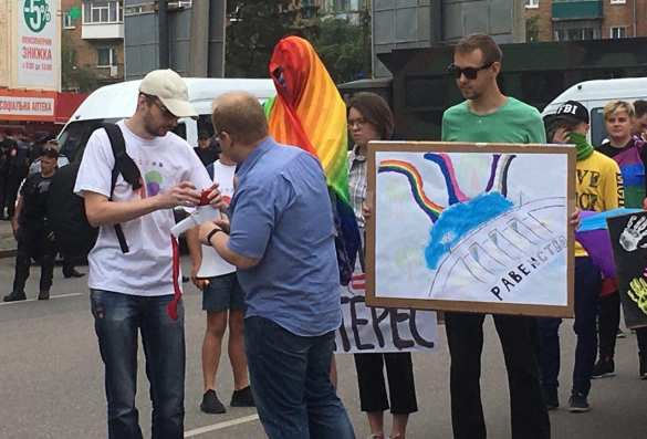 Стометровка содомитов: в Кривом Роге впервые прошёл марш извращенцев (ФОТО) | Русская весна