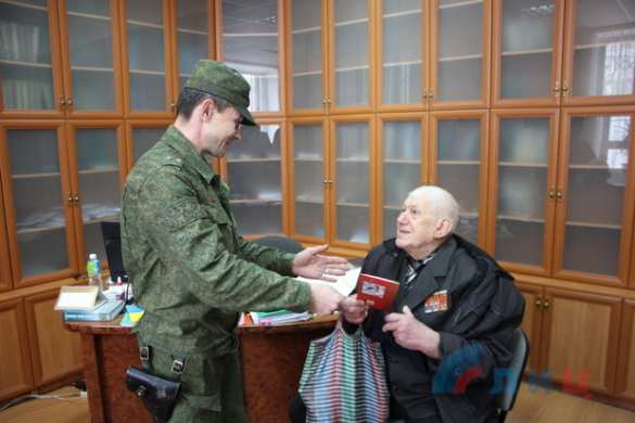 Генпрокуратура ЛНР передала ветерану новый автомобиль взамен угнанного ранее (ФОТО) | Русская весна