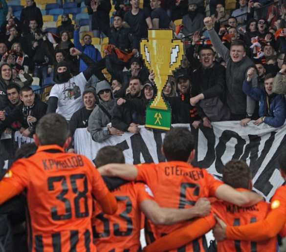 Беспредел на трибунах во время матча киевского «Динамо» и «Шахтера»: свастика, нацистские флешмобы, файеры и драки (ФОТО, ВИДЕО) | Русская весна