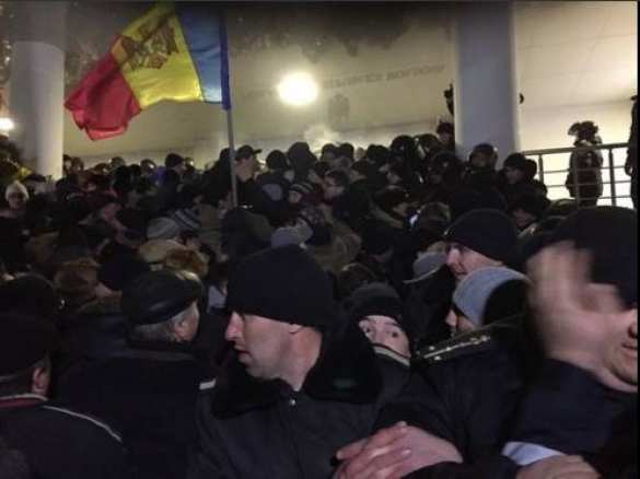 Майдан по-молдавски: толпа штурмует парламент, онлайн трансляция. Смотрите и комментируйте с «Русской Весной» | Русская весна