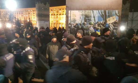 На Майдане произошли столкновения протестующих и полиции (ФОТО, ВИДЕО) | Русская весна