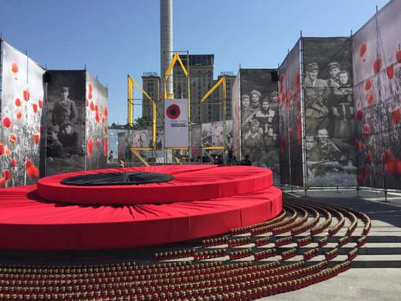 Засилье маков, фото «героев» УПА и «АТО»: как «украсили» Киев к 9 мая (ФОТОРЕПОРТАЖ) | Русская весна