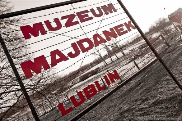 Двое украинцев арестованы в Польше за «зиги» в концлагере Майданек (ФОТО) | Русская весна