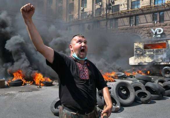 Это Украина: у Дома правосудия жгут шины (ФОТО) | Русская весна