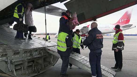 Бортом МЧС в Москву доставлены еще восемь находящихся в тяжёлом состоянии детей из Донбасса (ВИДЕО) | Русская весна