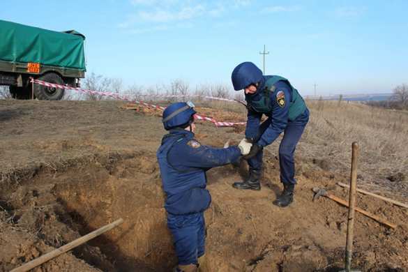 Возле КПВВ «Станица Луганская» гремят взрывы — у моста работают специалисты МЧС (ВИДЕО) | Русская весна