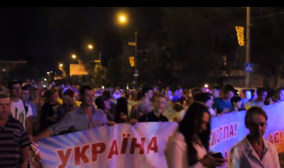 Факельное шествие в Мелитополе: привезенную массовку в 150 человек выдали за всенародную демонстрацию (ВИДЕО) | Русская весна