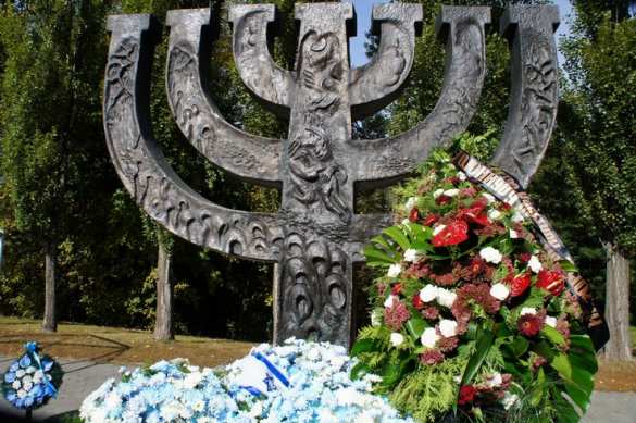 «На Украине фашизма нет»: в Бабьем Яру вандалы сожгли венок, возложенный израильским министром | Русская весна