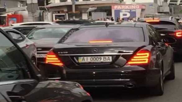 Это Украина: Глава «Укравтодора» на Mercedes проехал по ногам протестующих (ВИДЕО) | Русская весна