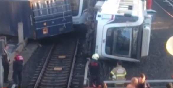 ЧП в Турции: поезд метро столкнулся с контейнером и перевернулся (ВИДЕО) | Русская весна
