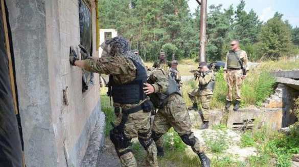 МОЛНИЯ: В Межигорье идет облава на бойцов батальона «Січ» (ФОТО) | Русская весна