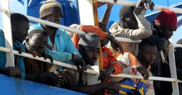 Мигранты захватили спасшее их судно в Средиземном море  | Русская весна