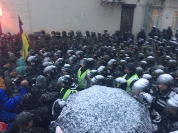 Сторонники Саакашвили окружили СИЗО, заблокировали улицу (ФОТО, ВИДЕО) | Русская весна