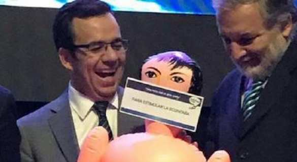 Министру экономики Чили подарили резиновую секс-куклу (ФОТО 18+) | Русская весна