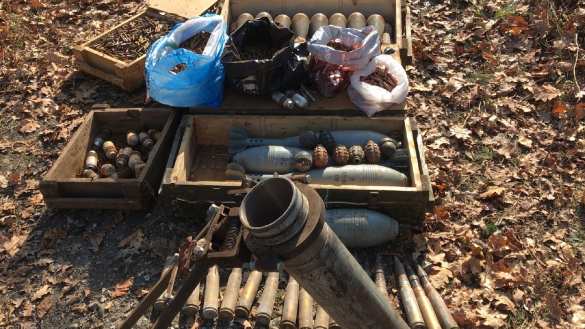 Миномёт, десятки мин, гранаты и тысячи патронов: в ЛНР обнаружен тайник диверсантов (ФОТО, ВИДЕО) | Русская весна