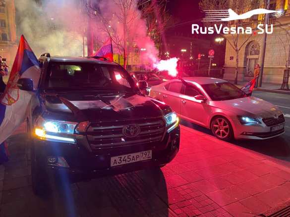 Кандидат в президенты Сербии со знаком «Z» на машине с русскими номерами и флагом России едет по Белграду (ВИДЕО) | Русская весна