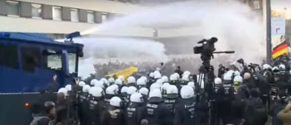 Евродемократия на марше: разгон антиисламского митинга в Кёльне (ВИДЕО) | Русская весна