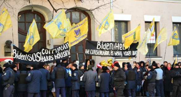 У нас есть только Бог и Байден. Хотим быть подданными Обамы — митингующие под Радой (ФОТО, ВИДЕО) | Русская весна