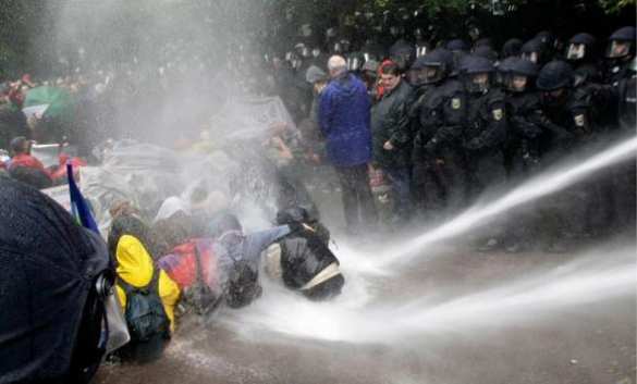 В Германии полиция водометами разогнала противников саммита G20 (ВИДЕО) | Русская весна