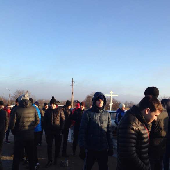 Живой щит из дончан в буферной зоне: жители ДНР вышли на митинг (ФОТО) | Русская весна