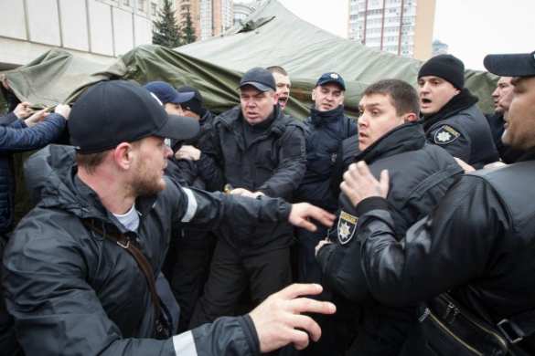 В Киеве протестующие устроили драку и обещают поджечь маршрутки (ФОТО, ВИДЕО) | Русская весна