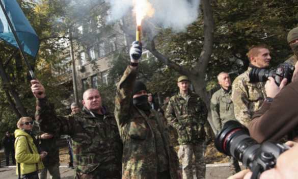 В Киеве неонацисты требуют отставки Авакова и Деканоидзе (ФОТО)  | Русская весна