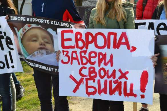 Европа, забери своих нацистов и убийц! — Луганская молодёжь пикетирует ОБСЕ (ФОТО) | Русская весна