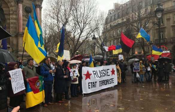 Бандеровский митинг в Париже забросали яйцами (ФОТО) | Русская весна