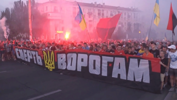 марш неонацистов Коломойского По главной улице Запорожья — проспекту Ленина — прошёл марш неонацистов Коломойского (видео 16+) | Русская весна