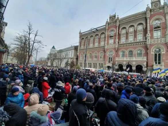 «Банду геть!» — митингующие ворвались в здание Нацбанка Украины (ВИДЕО) | Русская весна