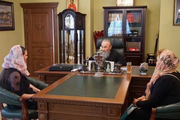 Предстоятель УПЦ встретился со школьницей, которую травят за православную веру (ФОТО) | Русская весна