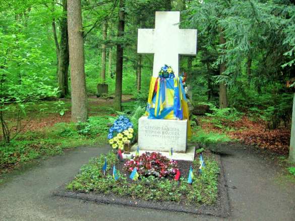 Грэм Филлипс поправил могилу Бандеры (ВИДЕО) | Русская весна