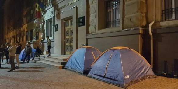 Ночью неизвестные заблокировали парламент и министерства в Кишинёве (ФОТО, ВИДЕО) | Русская весна