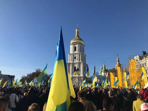 Порошенко прибыл на молебен: привезённые «молящиеся» начали расходиться (ФОТО, ВИДЕО) | Русская весна