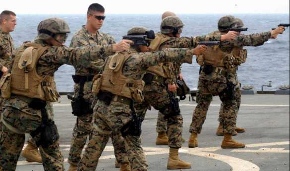 Американских пехотинцев, летевших на Украину, сняли с рейса в Австрии | Русская весна