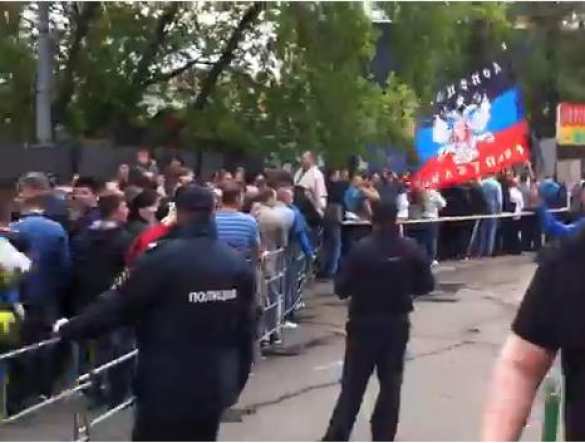 В Москве собралась многокилометровая очередь желающих проголосовать на референдуме (видео) | Русская весна