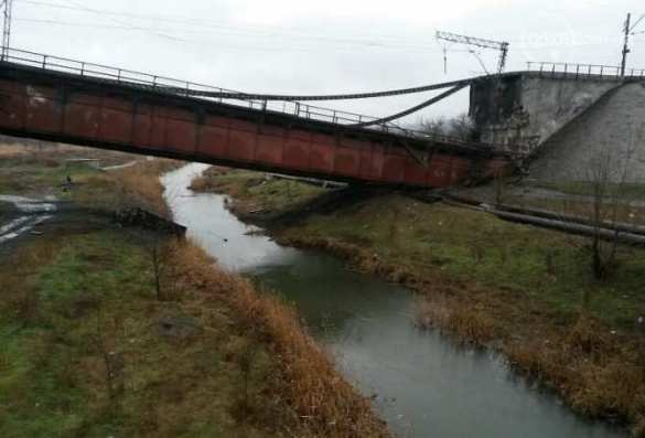 Мариуполь: строительство временной дороги в обход взорванного моста начал Метинвест  | Русская весна
