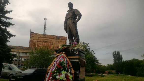 В Алчевске установили памятник Алексею Мозговому (ФОТО) | Русская весна