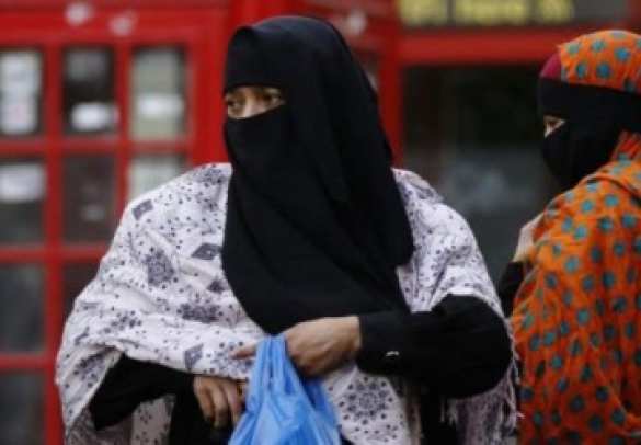 «Они кричали мне: убирайся, мусульманская тварь», — в Великобритании всё чаще нападают на мусульман (ВИДЕО) | Русская весна