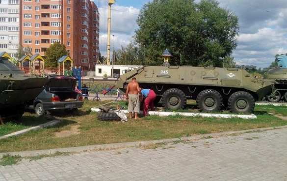 Последние судороги несостоявшегося государства: в Сумах музейный БТР разбирают на запчасти для помощи в зоне «АТО» | Русская весна