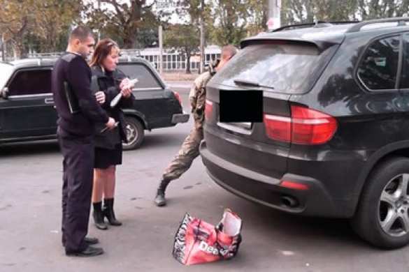 В Николаеве на рынке задержан военнослужащий ВСУ с гранатой в руках и сумкой боеприпасов, милиция оцепила территорию (ФОТО, ВИДЕО) | Русская весна