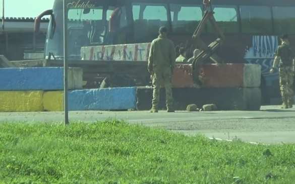 На границе с Крымом начался демонтаж украинских баррикад (ВИДЕО) | Русская весна