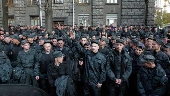 Киев: нацгвардейцы не отвечают на крики: «Слава Украине!», а кричат: «Один за всех и все за одного» и «Дембель!» (прямая трансляция) | Русская весна