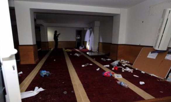 Во Франции разгромили молельный зал мусульман (ФОТО) | Русская весна